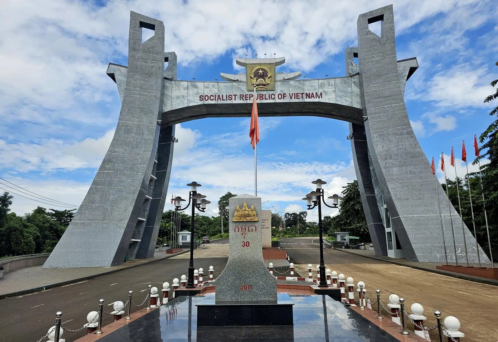 Le Thanh gate arch with the border marker in front